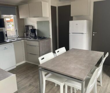 Cuisine et coin repas dans le mobile home Azur Premium Climatisé 4 étoiles au camping la presqu'île du Barcarés
