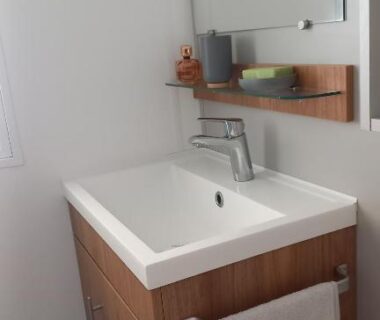 Salle de bains avec lavabo et miroir du camping Azur072