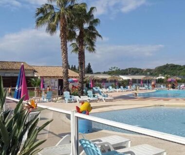 Bord de piscine avec palmiers au camping Azur072