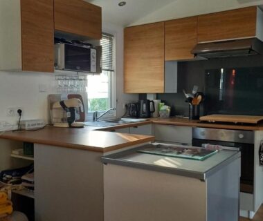 Cuisine équipée dans le mobil-home Azur072