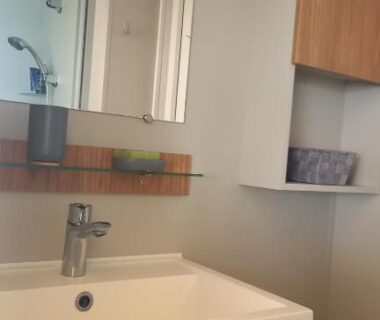 Salle de bain avec lavabo miroir et meuble du camping Azur072