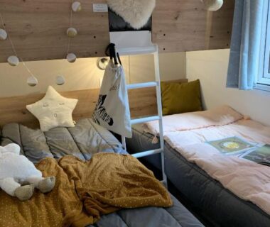 Chambre avec lits superposés et lit simple au BAHIA LUXE