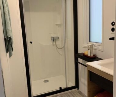 Salle de bains avec cabine de douche dans le logement BAHIA LUXE