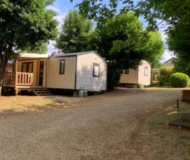 Allée ombragée avec mobil-homes alignés dans le camping BAHIA LUXE