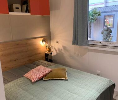 Chambre compacte avec lit double et fenêtre dans le mobil home BAHIA LUXE