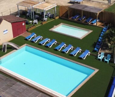 Espace piscines avec transats et pergolas en Dordogne au camping BAHIA LUXE
