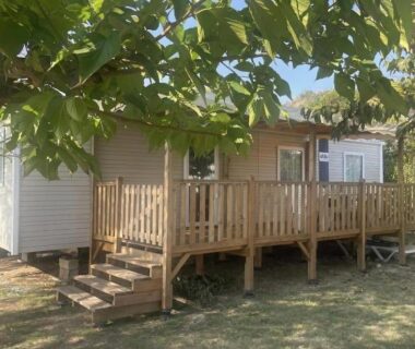 Terrasse en bois ombragée devant mobil home au camping BT Le Soleia