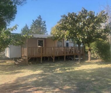 Coin ombragé avec mobil-home surélevé et terrasse dans le BT Le Soleia
