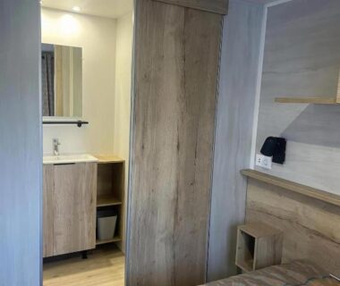 Chambre avec porte coulissante et salle d'eau visible dans le BT Le Soleia