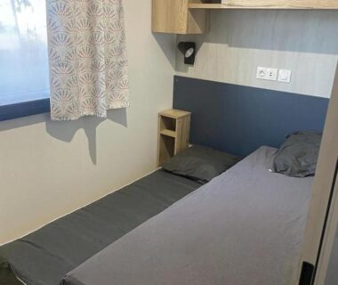 Chambre avec deux lits et rangements dans le mobil-home BT Le Soleia