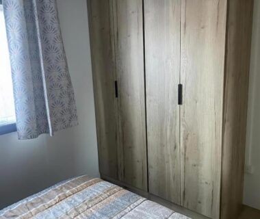 Chambre avec armoire et lit dans le BT Le Soleia confort et lumière