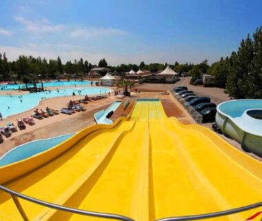 Aire aquatique avec toboggans et bassins au BUNGALOW LUXE MAZET ROYAL carabasse Vias plage ACCES proximité PISCINE