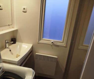 Salle de bain compacte avec lavabo et fenêtre au BVCO LOCATIONS PROCHE CHATEAUX ET BEAUVAL DANS LE LOIR et CHER