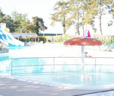Piscine extérieure avec toboggans et champignon d'eau au camping BVCO LOCATIONS PROCHE CHATEAUX ET BEAUVAL DANS LE LOIR et CHER