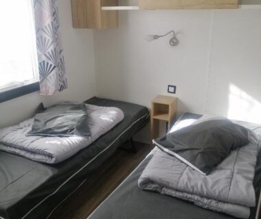 Chambre avec deux lits simples et rangements dans le BVCO LOCATIONS PROCHE CHATEAUX ET BEAUVAL DANS LE LOIR et CHER