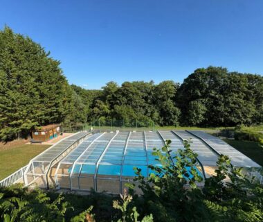 Piscine extérieure couverte au camping Bahia
