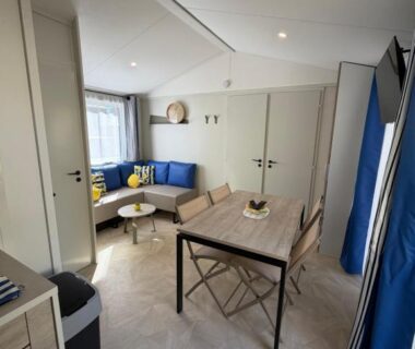 Salon avec coin repas et banquette dans le camping Bahia