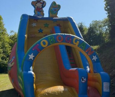 Aire de jeux avec toboggan gonflable sur pelouse au camping Bahia