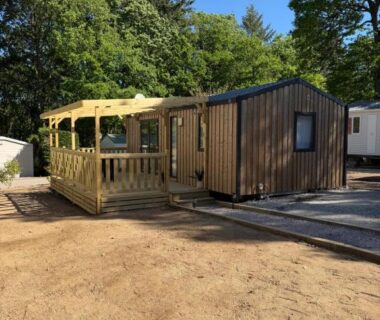 Emplacement extérieur avec mobil-home terrasse et pergola au camping Bahia