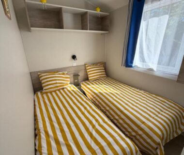 Chambre avec deux lits simples dans le camping Bahia