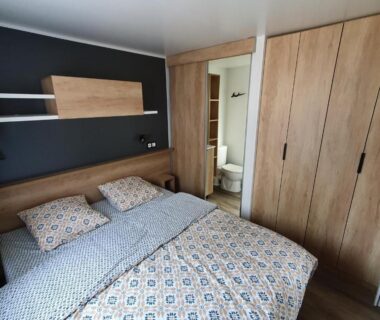 Chambre avec lit double placard et salle d'eau au camping Bahiana