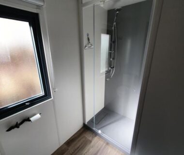 Salle d'eau avec douche et WC au camping Bahiana