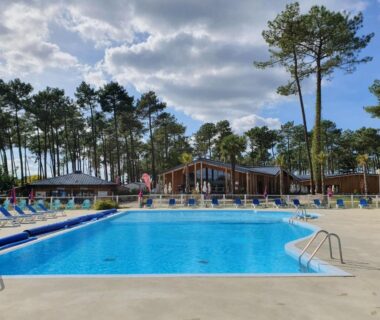 Piscine extérieure entourée de pins au camping Bahiana