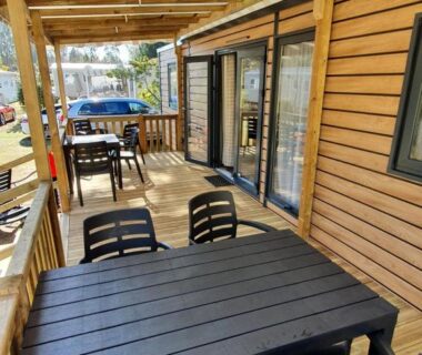Terrasse couverte avec table et chaises du camping Bahiana