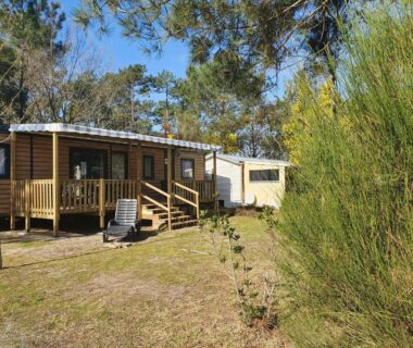 Mobil-home sur terrasse dans la pinède au camping Bahiana