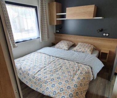 Chambre avec lit double et fenêtre dans l'hébergement Bahiana