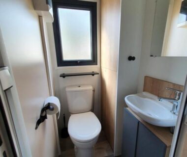 Salle d'eau avec WC et lavabo dans le mobil-home Bahiana