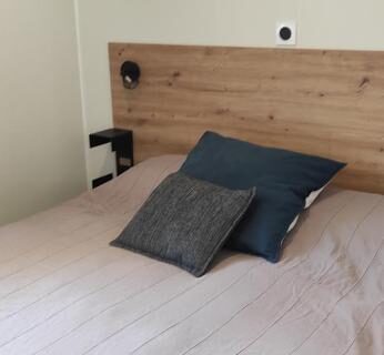 Chambre avec lit et rangements dans le Baia 1