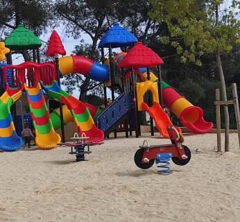 Aire de jeux colorée sur sable au camping Baia 1