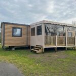 Terrasse couverte d'un mobil-home au camping Bayaïna