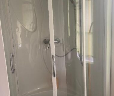 Cabine de douche avec fenêtre dans le Beau Mobilhome 6 à 8p tout confort