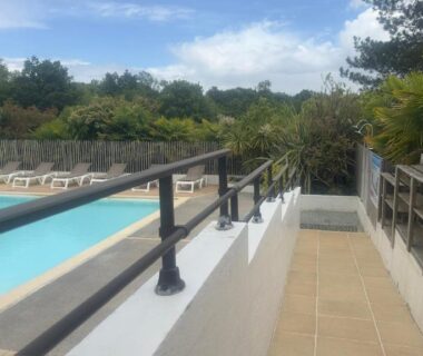 Espace piscine avec transats au Beau Mobilhome 6 à 8p tout confort