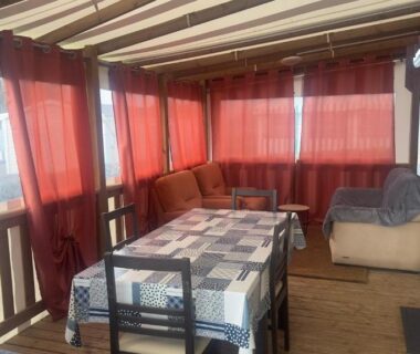 Véranda couverte avec table et banquette dans le Beau Mobilhome 6 à 8p tout confort