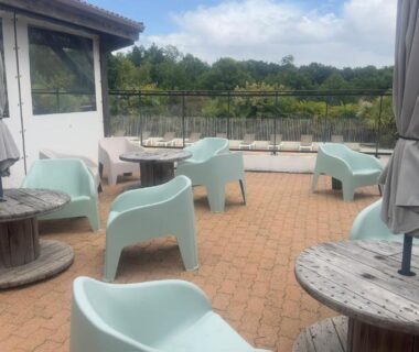 Terrasse extérieure avec chaises et tables du Beau Mobilhome 6 à 8p tout confort
