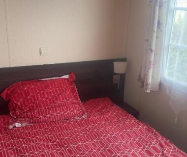 Intérieur chambre avec lit double et fenêtre dans le Beau Mobilhome 6 à 8p tout confort