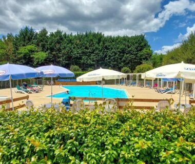 Piscine extérieure avec parasols et transats au mobil-home Beautiful Stacaravan In Saint-Paul-Lès-Dax