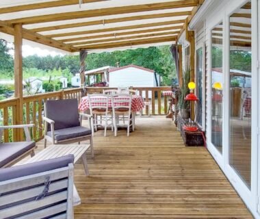 Terrasse couverte avec salon extérieur du Beautiful Stacaravan In Saint-Paul-Lès-Dax