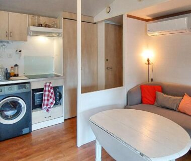 Séjour avec kitchenette, canapé et lave-linge dans le Beautiful Stacaravan In Saint-Paul-Lès-Dax