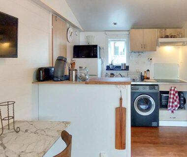 Intérieur avec cuisine équipée coin repas et lave-linge du Beautiful Stacaravan In Saint-Paul-Lès-Dax