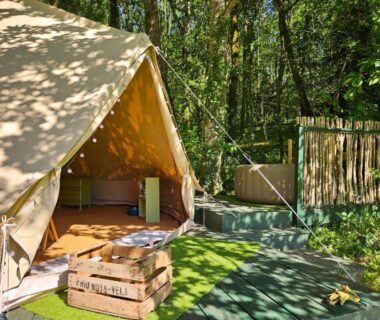 Dans les bois terrasse en bois avec tente glamping et bain nordique au Belair le Camping