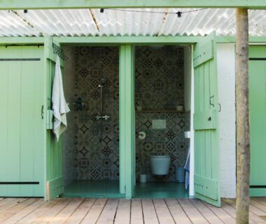 Cabines sanitaires extérieures avec douches et toilettes au Belair le Camping