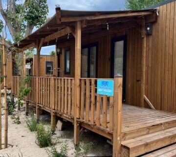 Terrasse en bois avec marches et végétation au Best Holiday Port Grimaud
