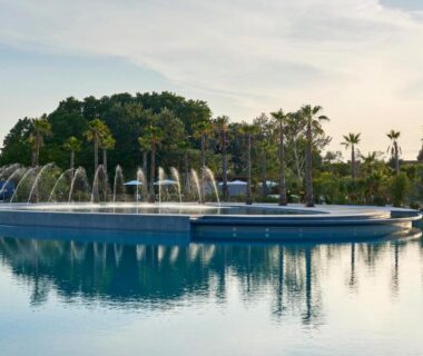 Piscine lagon avec jets d'eau et palmiers au Best Holiday Port Grimaud