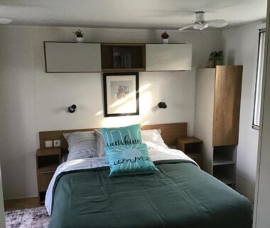 Chambre intérieure avec lit double et coussins du camping Bien dans le sud
