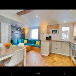 Séjour avec coin cuisine table et canapé dans le mobil-home du Bien dans le sud