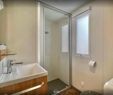 Salle de bains avec douche et lavabo au camping Bien dans le sud